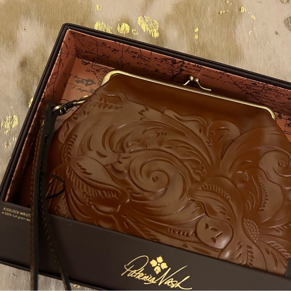 Patricia Nash Handbags - NWT Patricia Nash Kisslock Leather Clutch Wristlet Snap Closure